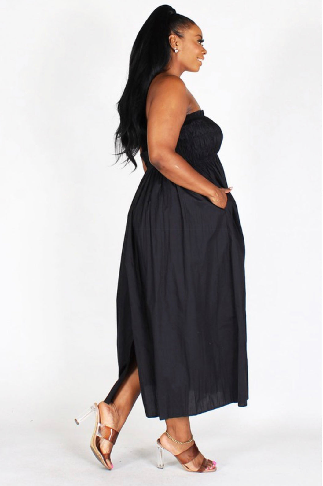 SOLID SMOCKED ELASTIC TUBE MIDI DRESS WITH PLEATED DETAIL AND ONE SIDE SLIT.