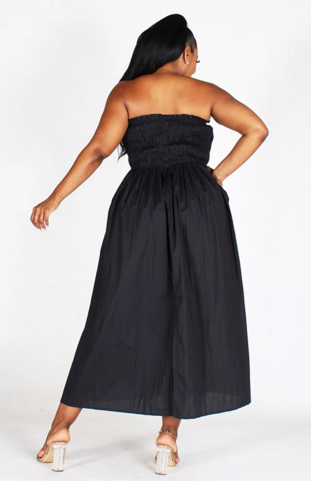 SOLID SMOCKED ELASTIC TUBE MIDI DRESS WITH PLEATED DETAIL AND ONE SIDE SLIT.