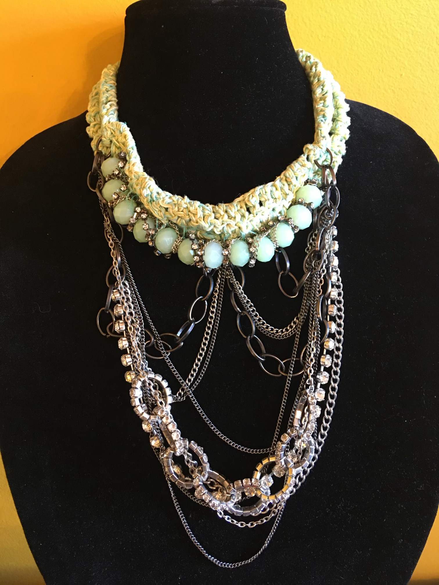 CHAIN LINK NECKLACE.