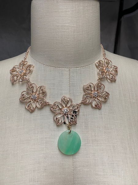 WIRE EMERALD FLOWER NECKLACE.