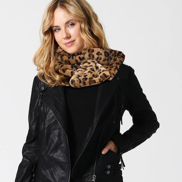 Leopard print faux fur tuck-in scarf.