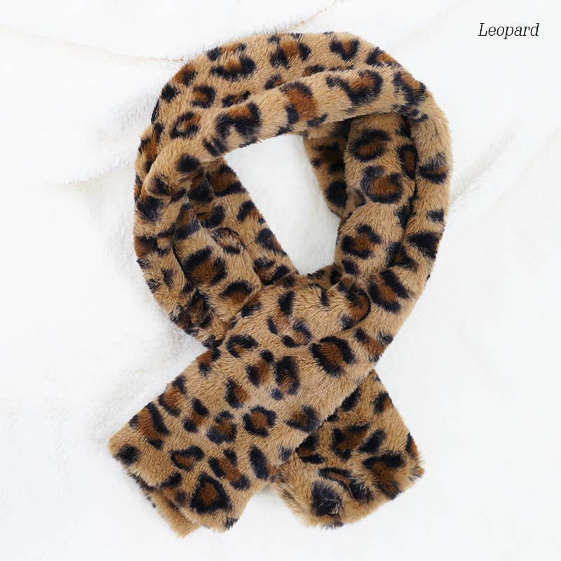Leopard print faux fur tuck-in scarf.