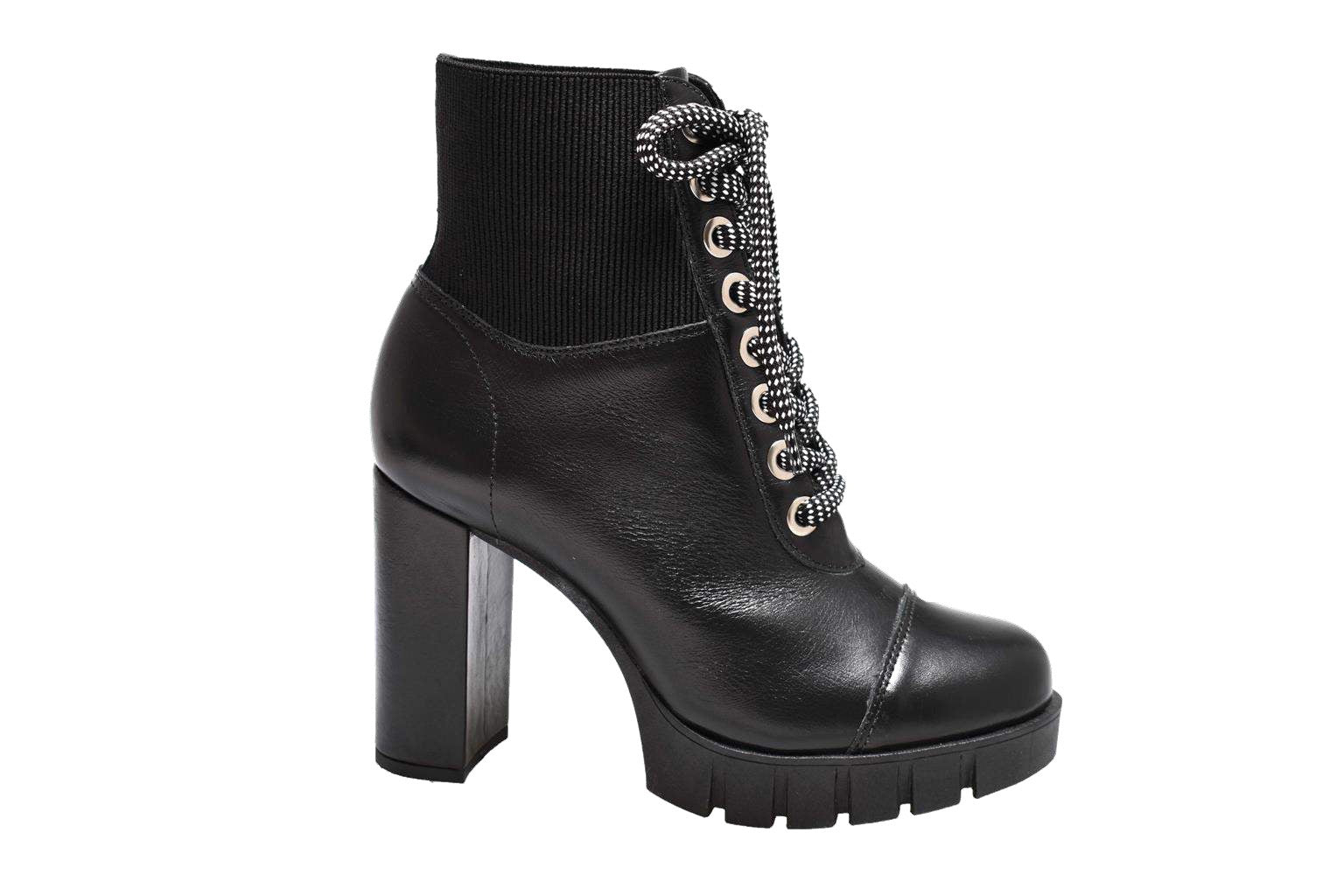 LACE UP BOOTS ON A TRACTOR SOLE LEATHER BLACK.